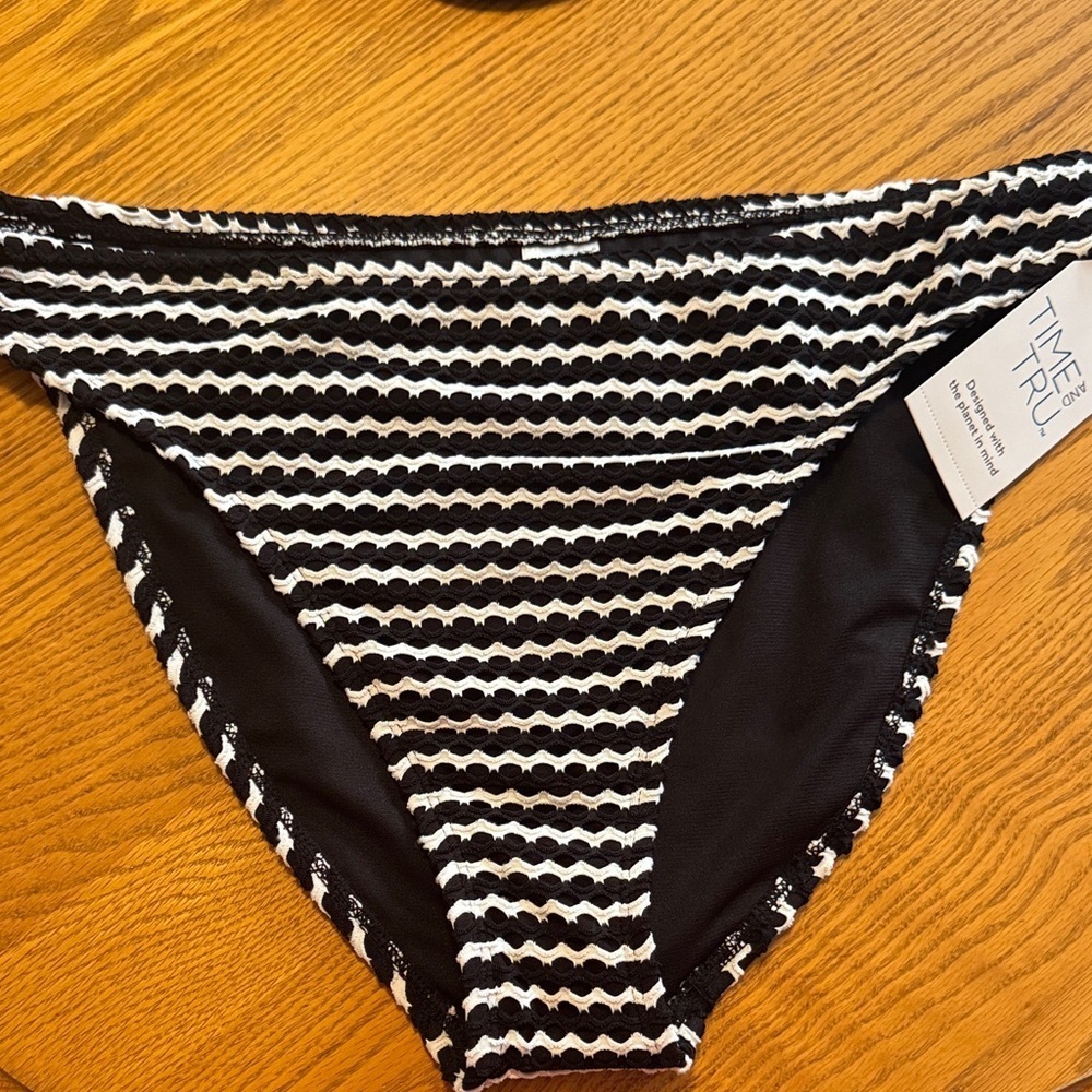 NWT Time and Tru Black and White Wave Pattern Mid Rise Bikini Bottom size Large